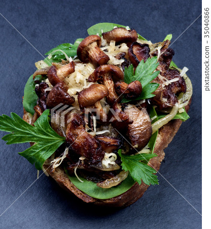 Crostini with Mushrooms Chanterelles Crostini with Mushrooms Chanterelles 35040866