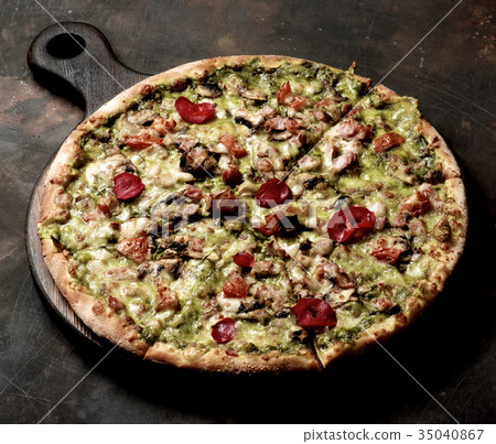 Bacon Alfredo Pizza Bacon Alfredo Pizza 35040867