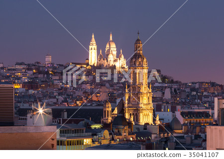 Sacre-Coeur Basilica at night in Paris, France 35041107
