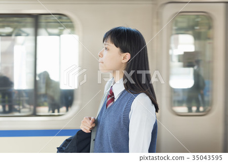 上學校火車的高中女孩 上學校火車的高中女孩 35043595