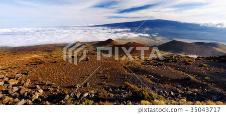 Breathtaking view of Mauna Loa volcano Breathtaking view of Mauna Loa volcano 35043717