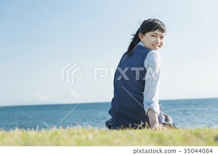 高中女孩海草甸坐轉身 高中女孩海草甸坐轉身 35044084