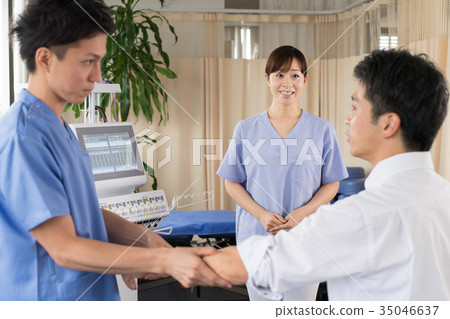 Manipulation Patient Manipulator Massage Female doctor Medical image 35046637