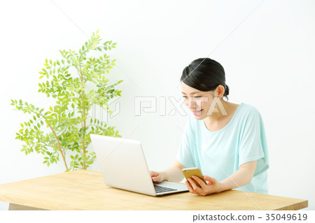 Middle Female Lifestyle Personal Computer Middle Female Lifestyle Personal Computer 35049619