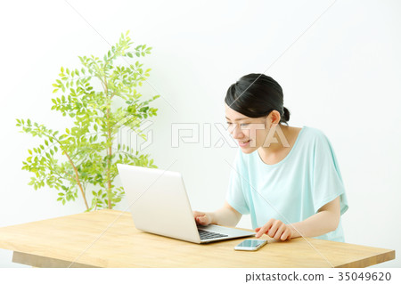 Middle Female Lifestyle Personal Computer Middle Female Lifestyle Personal Computer 35049620