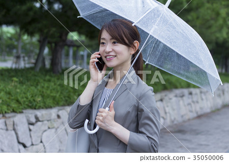 拿著乙烯基傘的女商人 35050006