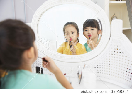 Friends, children, siblings, play, make-up 35050835