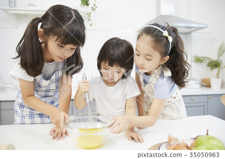 朋友，孩子，兄弟姐妹，做飯，玩耍 35050963