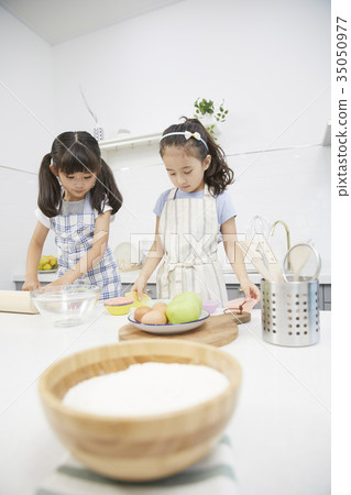 Friends, children, siblings, cooking, play Friends, children, siblings, cooking, play 35050977