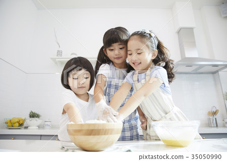 朋友,孩子,兄弟姐妹,做飯,玩耍 朋友,孩子,兄弟姐妹,做飯,玩耍 35050990