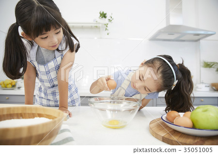 Friends, children, siblings, cooking, play 35051005