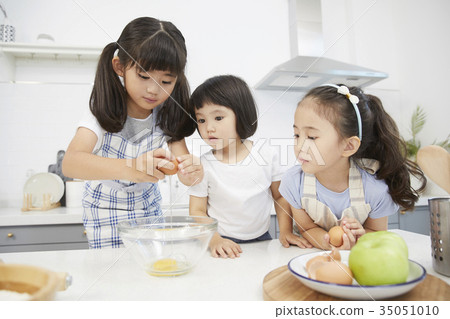 朋友，孩子，兄弟姐妹，做飯，玩耍 35051010