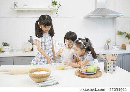 朋友，孩子，兄弟姐妹，做飯，玩耍 35051011