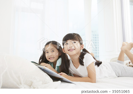 Friends, children, siblings, reading 35051065