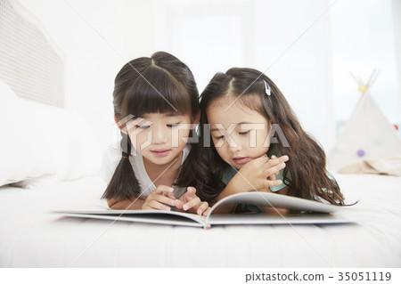Friends, children, siblings, reading 35051119