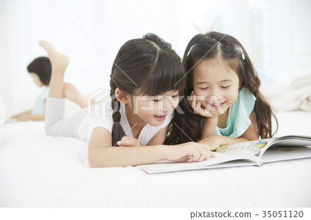 Friends, children, siblings, reading 35051120