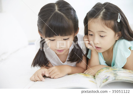 Friends, children, siblings, reading 35051122