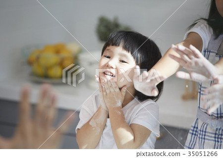 朋友，孩子，兄弟姐妹，做飯，玩耍 35051266