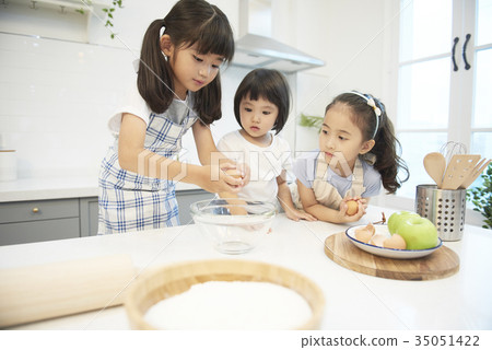 朋友，孩子，兄弟姐妹，做飯，玩耍 35051422