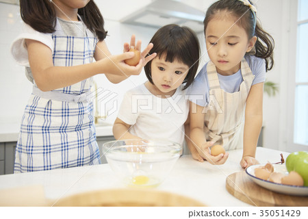 朋友，孩子，兄弟姐妹，做飯，玩耍 35051429