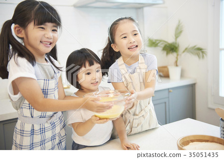 朋友，孩子，兄弟姐妹，做飯，玩耍 35051435