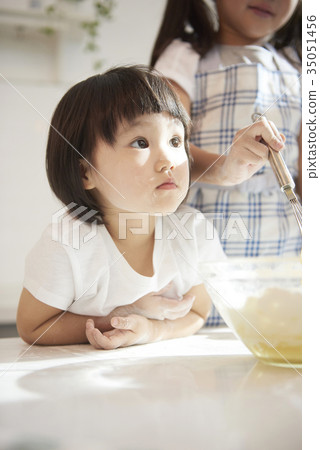 Friends, children, siblings, play, cooking 35051456