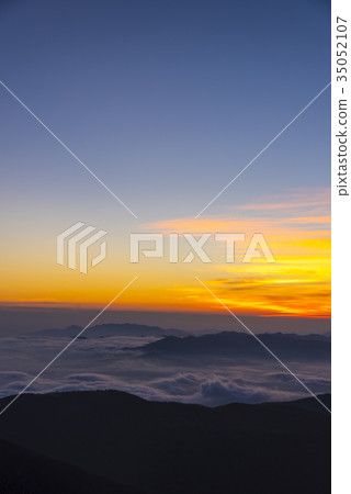 從Tateshina山頂雲彩黎明海 35052107