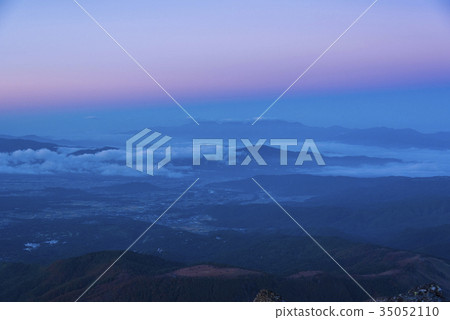 Hano鎮和中央阿爾卑斯山在早晨太陽從Mt. Tateshina 35052110
