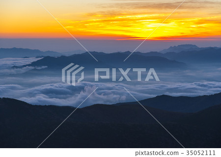 從Tateshina山頂雲彩黎明海 從Tateshina山頂雲彩黎明海 35052111