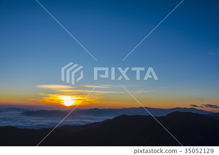 Sunrise from the top of Mt. Tateshina Sunrise from the top of Mt. Tateshina 35052129