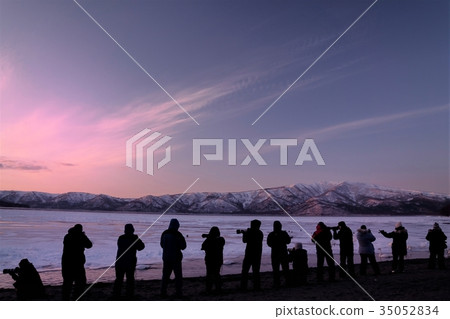 Tourist pointing the camera Lake Kussharo (Toshiku-cho) 35052834