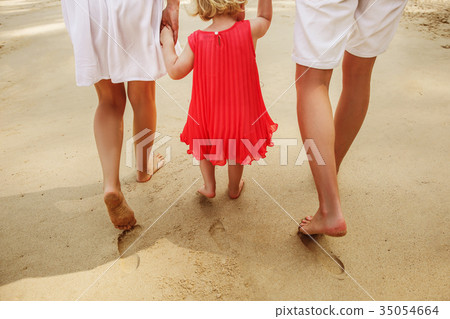 The family legs with little daughter on the beach 35054664