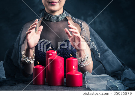 算命先生圖像的女人 算命先生圖像的女人 35055879