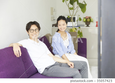 一對夫婦在客廳裡放鬆 一對夫婦在客廳裡放鬆 35057423