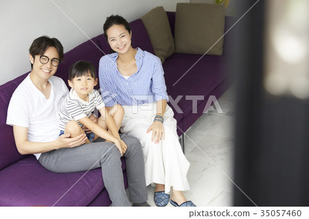 一個家庭在客廳放鬆 35057460