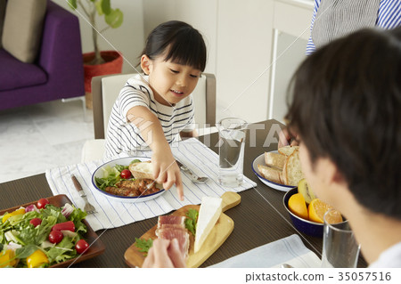 一家人吃飯 35057516