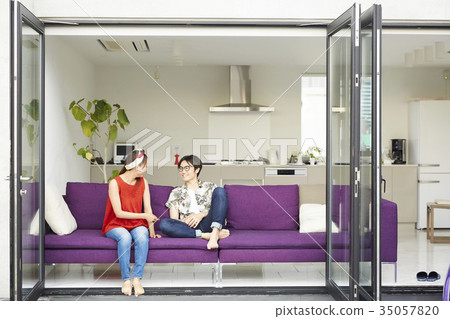 一對夫婦在客廳裡放鬆 一對夫婦在客廳裡放鬆 35057820