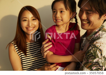 Parent-child portrait taking in the western sun Parent-child portrait taking in the western sun 35057858