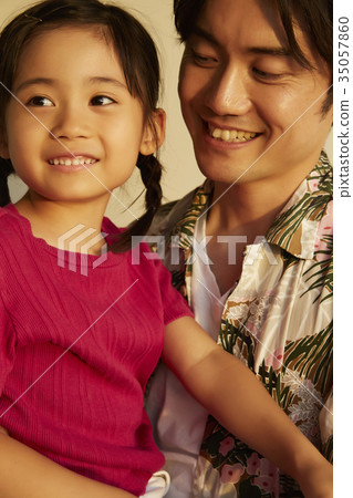 Parent-child portrait taking in the western sun 35057860