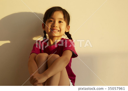 Girl taking a sunday portrait Girl taking a sunday portrait 35057961