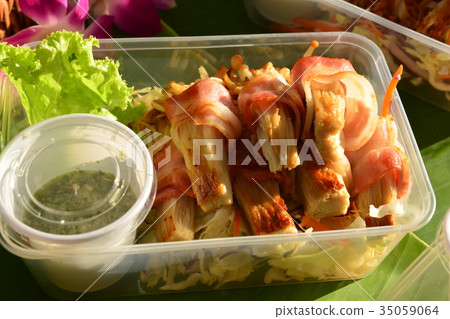 Bacon roll with enoki mushroom grilled  35059064