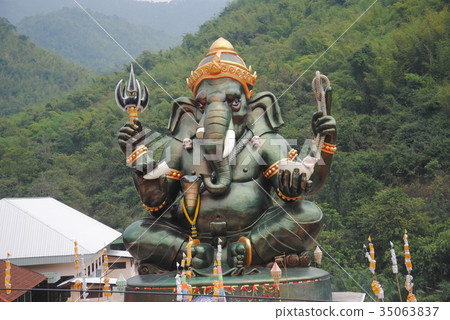 The Ganesh is on the mountain. 35063837