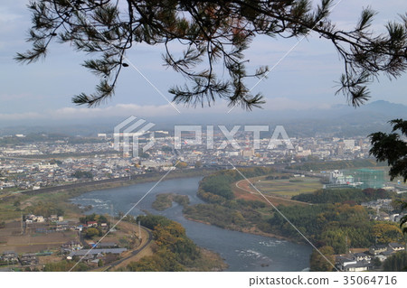 岐阜縣可兒市的風景木曾川和都市風景 岐阜縣可兒市的風景木曾川和都市風景 35064716