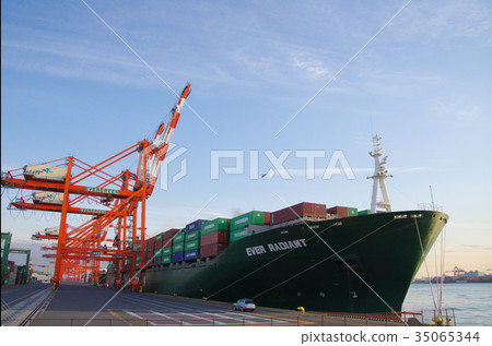 Wharf/container ship and gantry crane Wharf/container ship and gantry crane 35065344