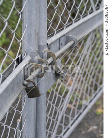 Padlocked fence 35065367