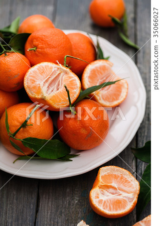 Fresh mandarins on a plate 35066027