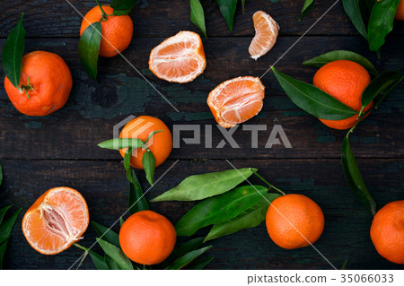 Fresh mandainas on a wooden background 35066033