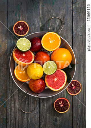 Citrus fruits in a metal colander 35066136