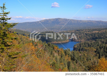 Penneto and Panketoe seen from the double lake stand in autumn 35067481