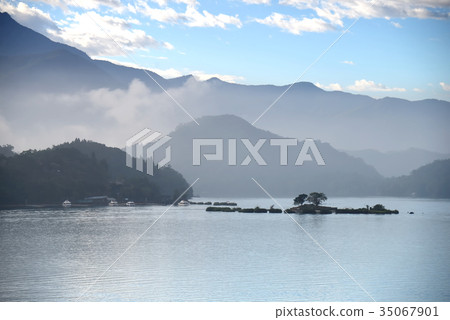 湖 山 霧 小島 早晨 清晨 風景 日月潭 台灣 日出 山巒 霧氣 天空 旅遊勝地 樹 神秘 旅遊 湖 山 霧 小島 早晨 清晨 風景 日月潭 台灣 日出 山巒 霧氣 天空 旅遊勝地 樹 神秘 旅遊 35067901